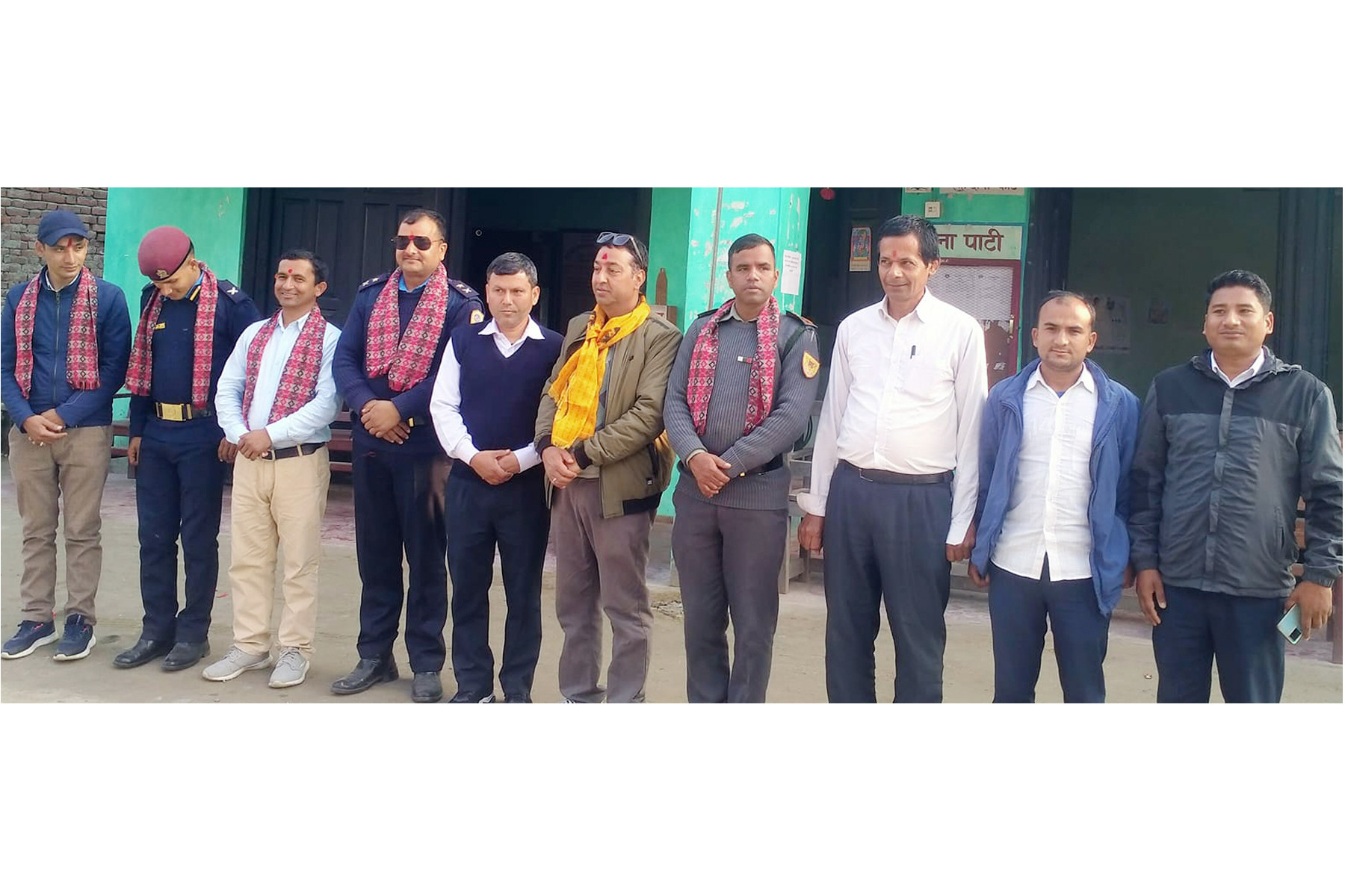 प्रमुख जिल्ला अधिकारी सहित काे टोली